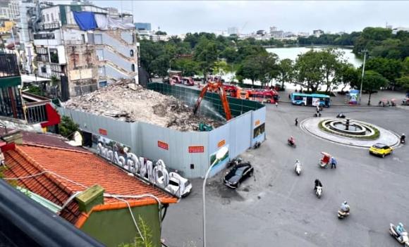 Hàm cá mập, Quảng trường Đông Kinh Nghĩa Thục