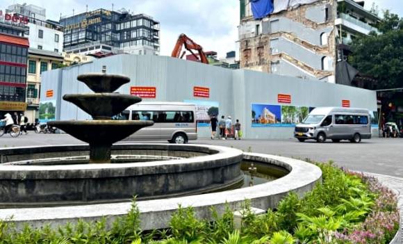 Hàm cá mập, Quảng trường Đông Kinh Nghĩa Thục