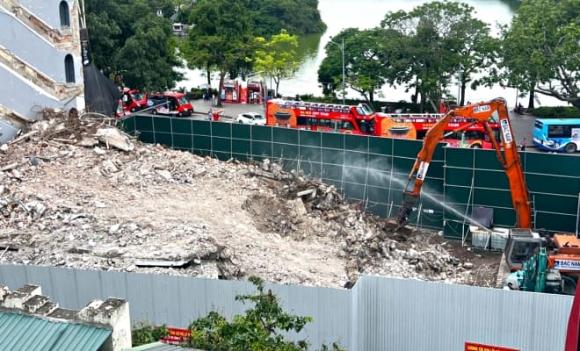 Hàm cá mập, Quảng trường Đông Kinh Nghĩa Thục