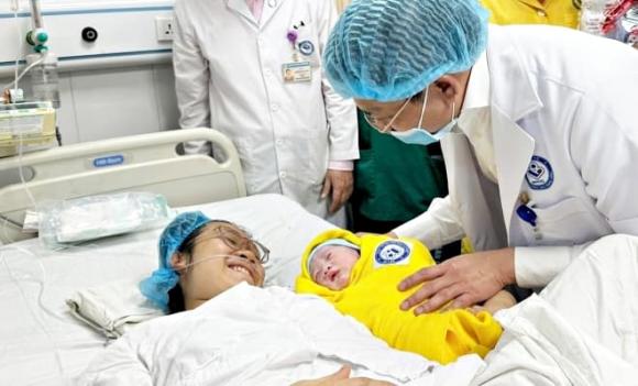 sinh con, sinh đủ 2 con trước 35 tuổi, sinh hai con gái, trợ cấp thai sản