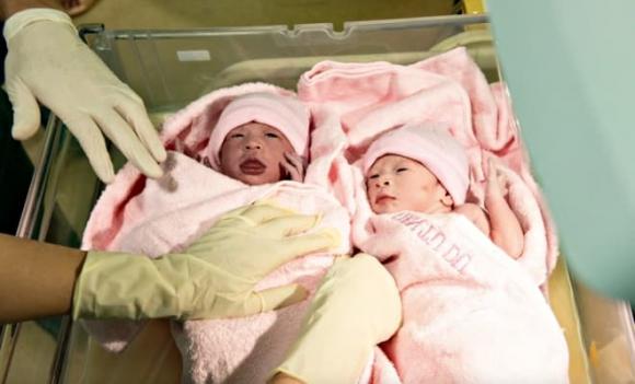 sinh con, sinh đủ 2 con trước 35 tuổi, sinh hai con gái, trợ cấp thai sản