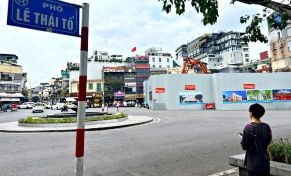 Hàm cá mập, Quảng trường Đông Kinh Nghĩa Thục