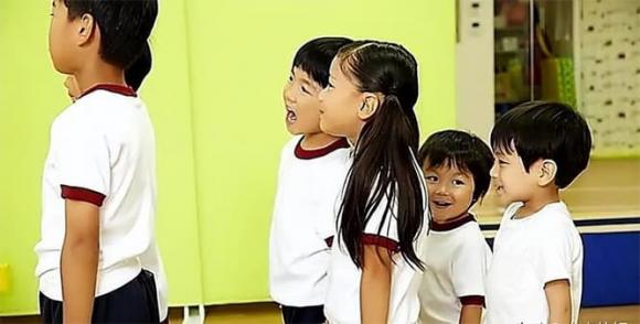 trẻ đi mẫu giáo