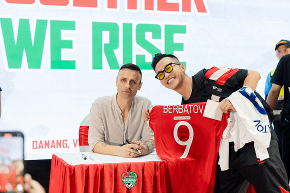 Together We Rise, Dimitar Berbatov, Manchester United