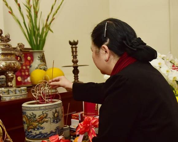 mùng 1, thắp hương, bình hoa