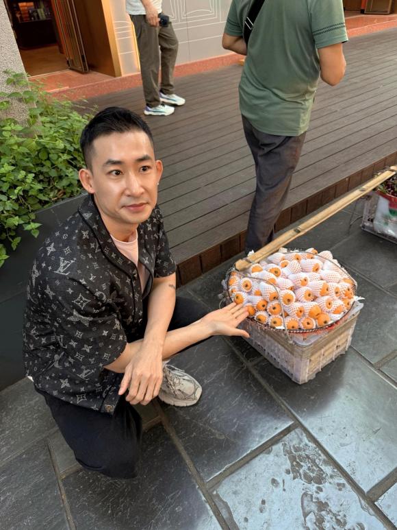 Trọng Nhân, Trọng Nhân bị tố, hoa hồng trên ngực trái, sao việt 