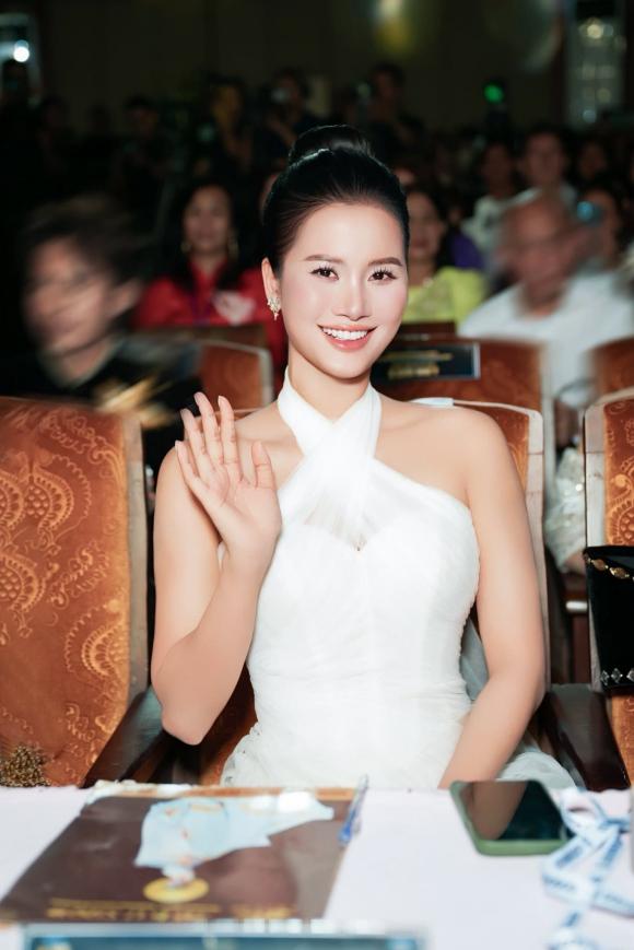 á hậu Hương Ly, người mẫu Hương Ly, sao Việt