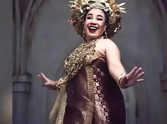 Nữ đại gia Thái Lan 1 năm thay 6 đời chồng, Leena Jungjunja 
