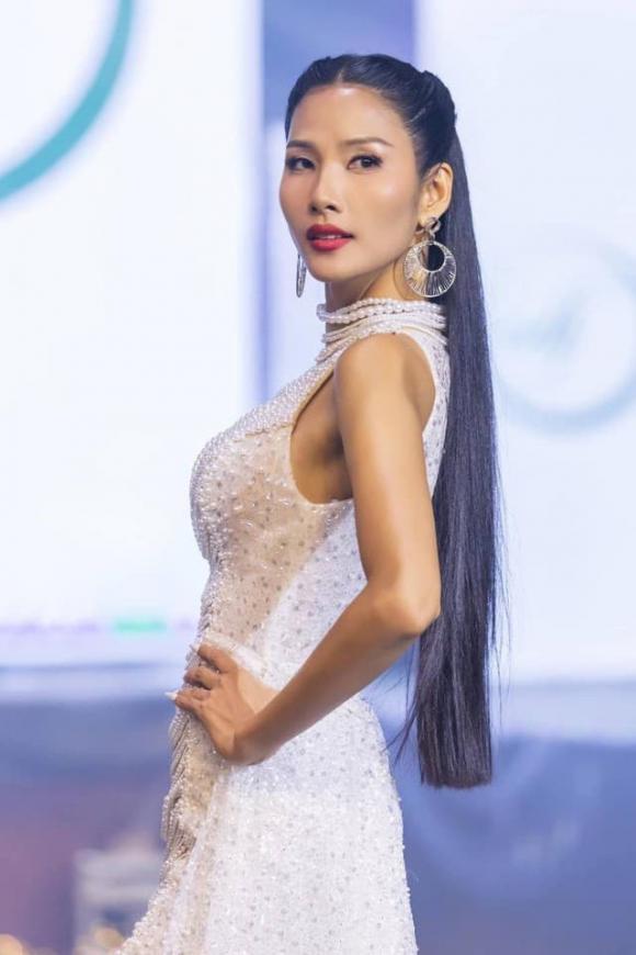người mẫu Hoàng Thùy, sao Việt