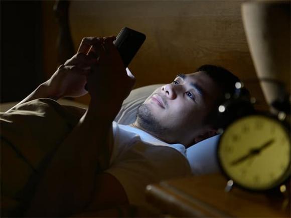 Thời điểm không nên dùng điện thoại, không dùng điện thoại sau 10h đêm, sức khỏe