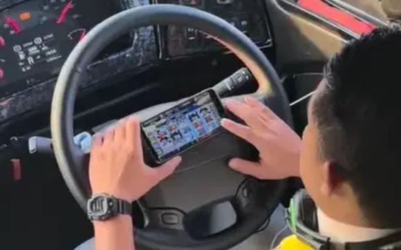 vừa lái xe vừa sử dụng điện thoại, vừa chơi game vừa lái xe, nghị định 168