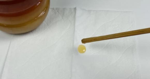 mẹo phân biệt mật ong thật giả, cách kiểm tra mật ong thật giả