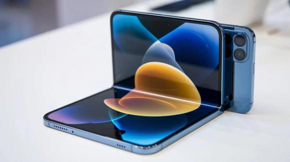 iPhone gập, hé lộ về chiếc iPhone gập đầu tiên
