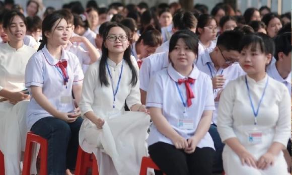 học sinh trường chuyên được hỗ trợ tiền, học bổng trường THPT chuyên, kiến thức