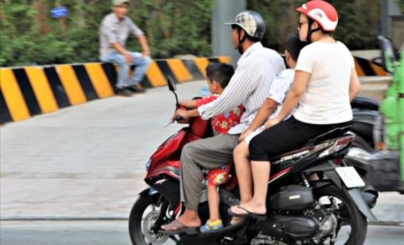 xe máy, trường hợp xe máy được kẹp 3, xe máy được kẹp 3, luật giao thông