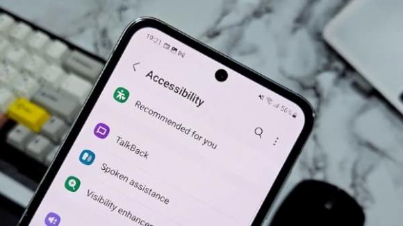 Quyền trợ năng, Accessibility, Đánh cắp thông tin, Lỗ hổng điện thoại