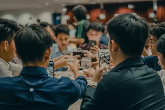 đi hợp lớp, gặp lại bạn cũ