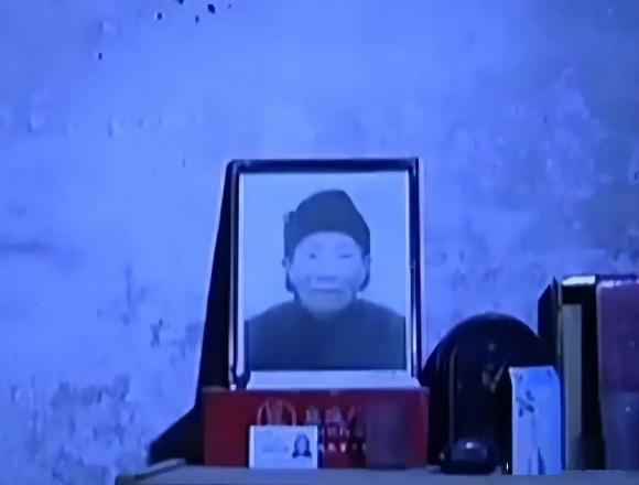 cụ bà sống lại sau khi bị đưa vào quan tài,  hồi sinh
