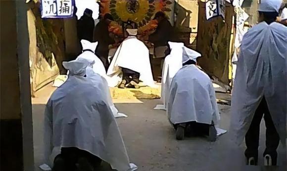 cụ bà sống lại sau khi bị đưa vào quan tài,  hồi sinh