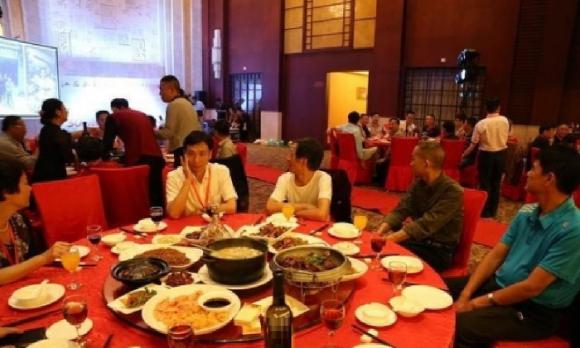 đi hợp lớp, gặp lại bạn cũ