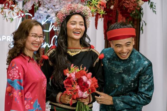 Hoa hậu H'Hen Niê, sao Việt