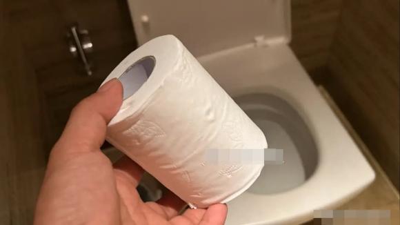 giấy vệ sinh, bồn cầu