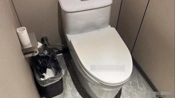 giấy vệ sinh, bồn cầu