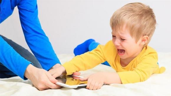 trẻ nghiện điện thoại, trẻ dùng điện thoại, hiệu ứng rắn hổ mang, cai nghiện điện thoại