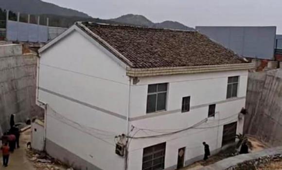 đường cao tốc, ngôi nhà không chịu di dời, đền bù, di dời, Ngôi nhà hai tầng được mệnh danh là 