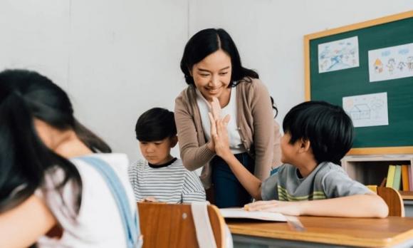 giáo viên tiểu học phải có năng lực ngoại ngữ, dạy và học bằng tiếng nước ngoài 