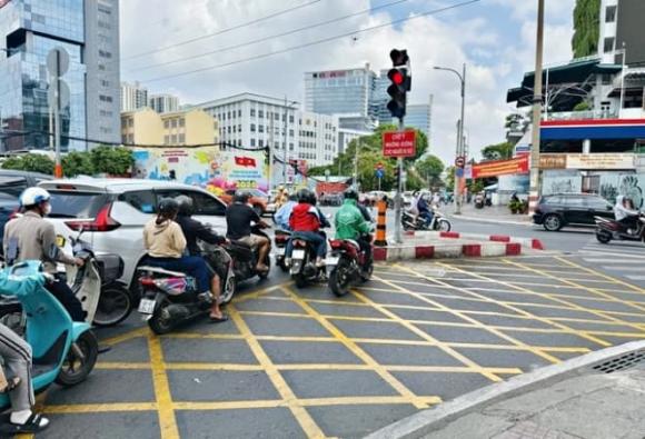 rẽ phải, đèn đỏ, vi phạm giao thông, trường hợp được phép rẽ phải khi gặp đèn đỏ
