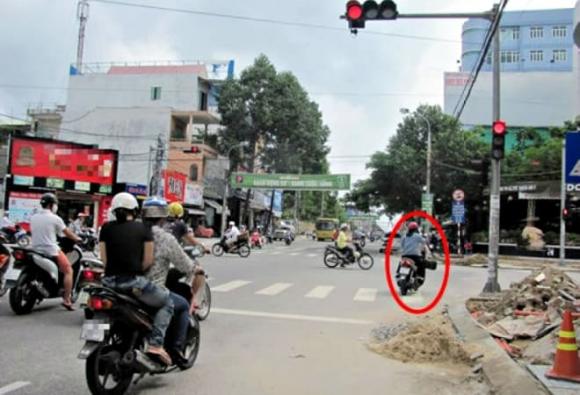 rẽ phải, đèn đỏ, vi phạm giao thông, trường hợp được phép rẽ phải khi gặp đèn đỏ
