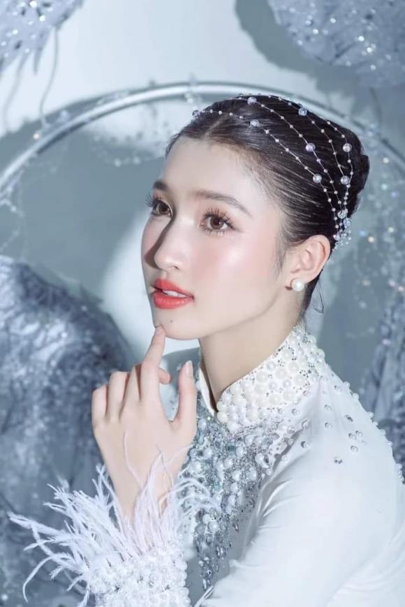 á hậu Phương Nhi, sao Việt