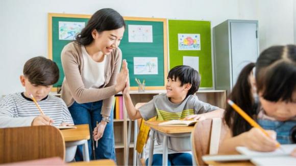 Gia đình giàu nghèo nhìn từ con cái, trẻ tự ti