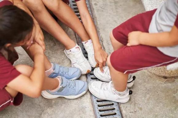 Gia đình giàu nghèo nhìn từ con cái, trẻ tự ti