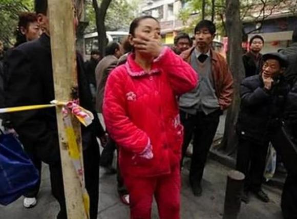phụ huynh, phụ huynh mặc đồ ngủ đưa đón con, trang phục phụ huynh, giáo dục, 