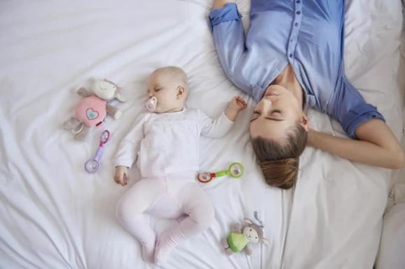 trẻ nằm gối, trẻ ngủ có gối, chăm con, chăm trẻ