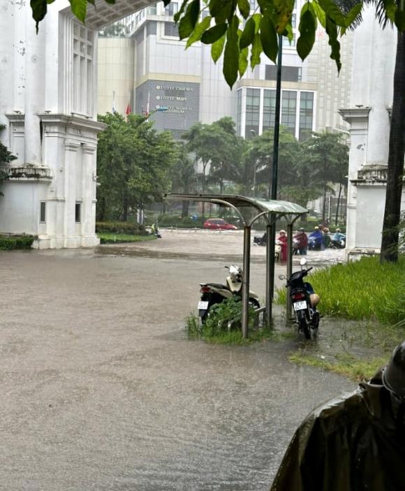 Khu nhà giàu Ciputra, biệt thự trăm tỷ, ngập lụt