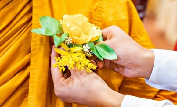 Tháng 7 âm lịch, Vu lan báo hiếu, Nghi thức cài hoa hồng, tháng cô hồn