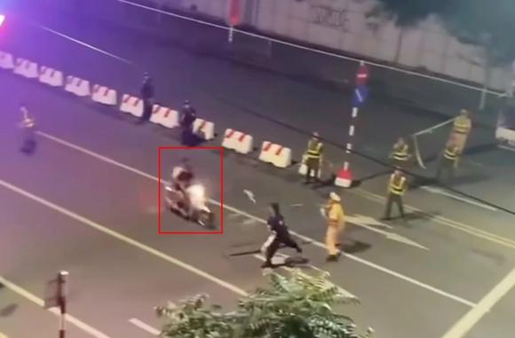  2 thanh niên 'thông chốt' Nghi Tàm, xử phạt thanh niên gây rối, cảnh sát cơ động