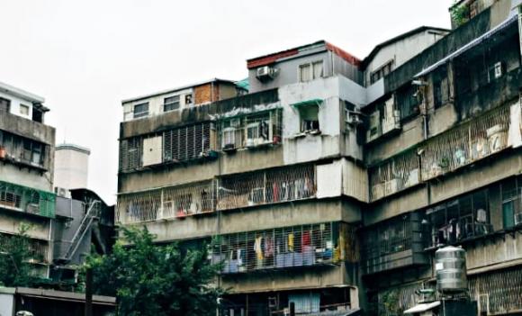 người nghèo, mua nhà, kiểu nhà hao tài tốn lộc