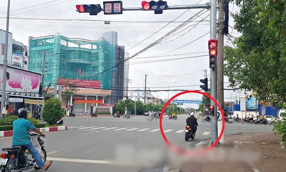 vi phạm giao thông, rẽ phải khi đèn đỏ