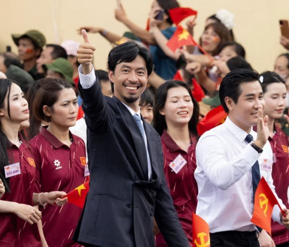 rapper Đen Vâu, ca sĩ Hoàng Thùy Linh, sao Việt