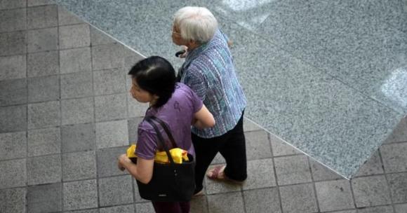 nhà không có con gái, con gái chăm cha mẹ già