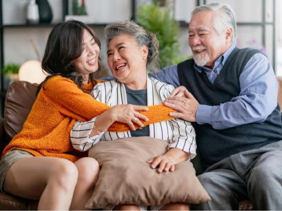 nhà không có con gái, con gái chăm cha mẹ già