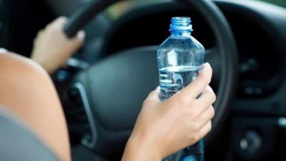 nước lọc, nước lọc để trong xe, uống nước độc