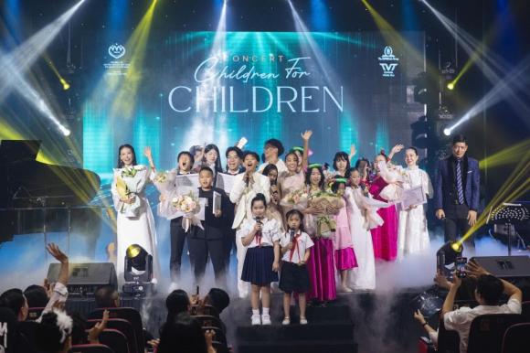 image017-ngoisaovn-w1267-h845 2 Hoa hậu Hà Kiều Anh, đạo diễn Điệp Văn