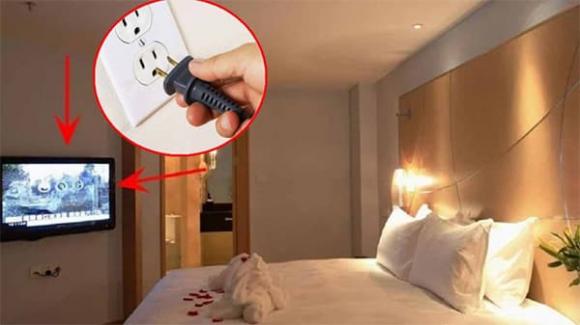 khách sạn, nhà nghỉ, rút phích cắm tivi ở khách sạn, camera quay lén