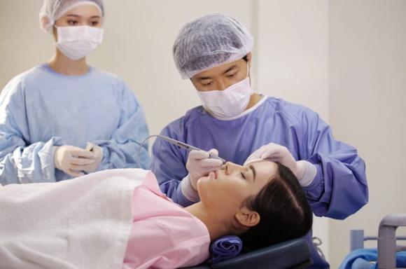 bác sĩ phẫu thuật thẩm mỹ, ngành y