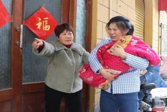 bà nội không nên chăm cháu, có nên nhờ bà trông cháu